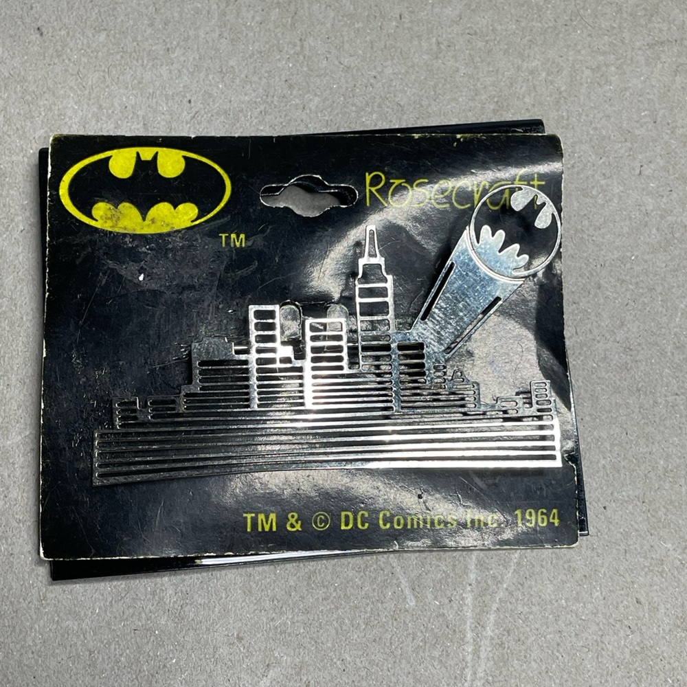 1989 Silvertone Laser Cut Metal BATMAN Pin Brooch Bat Signal Rosecraft DC Comics